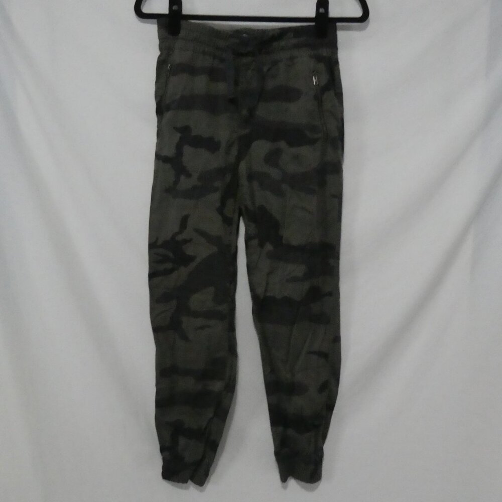 TNA - Aritzia | xs - extra small | Camouflage Joggers | Zipper Pockets | NWOT